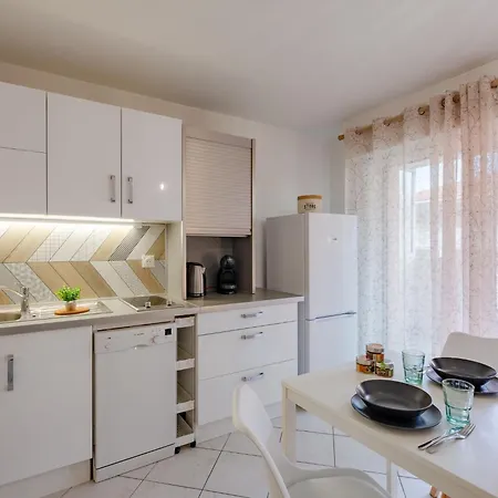 Apartamento Les Jardins De La By Interhome Saint Aygulf