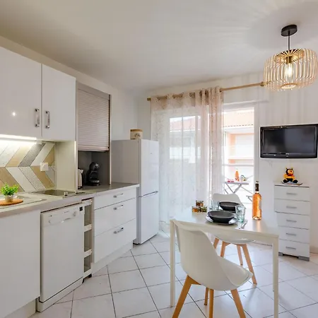 Apartamento Les Jardins De La By Interhome