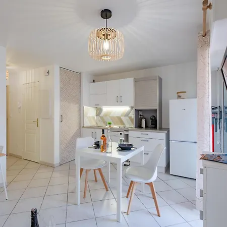 Apartamento Les Jardins De La By Interhome